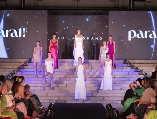 En el Desfile de Para Ti 100 Años, Camila Romano presentó una colección glamorosa para una mujer joven y sensual