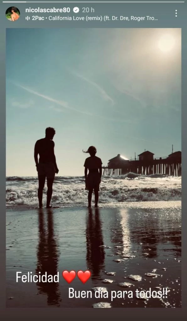 Nicolás Cabré junto a su hija en la playa