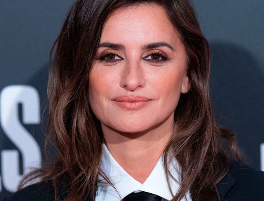 Penélope Cruz dio cátedra sobre cómo llevar un traje masculino dándole un aire ultra femenino y sensual
