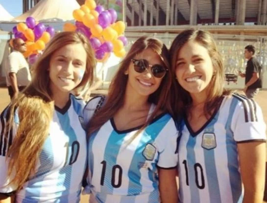 Quiénes son Paula y Carla, las hermanas de Antonela Roccuzzo, que están en Misiones con ella