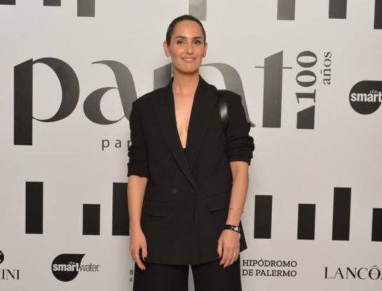 La diseñadora Camila Romano tuvo su presentación en el Desfile Para Ti 100 Años: "Busco siempre la elegancia en mis diseños"