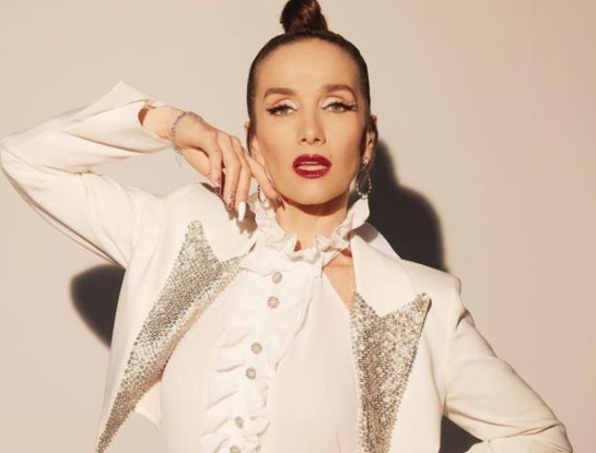 El look total white de Natalia Oreiro en Quién es la máscara