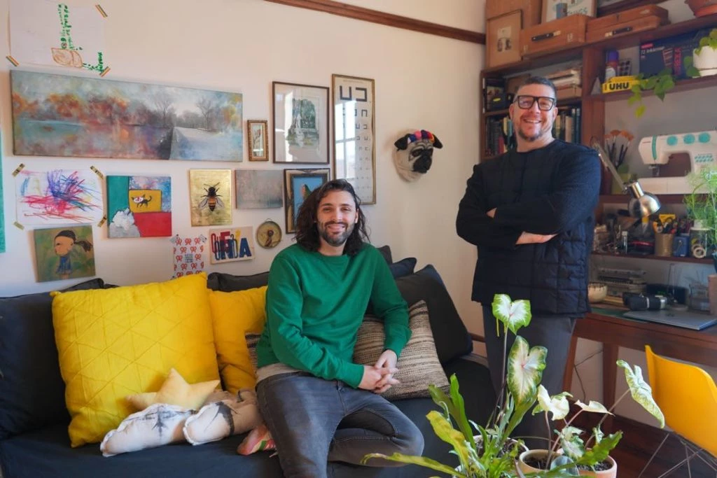 Víctor y Gabo en su hogar, su lugar en el mundo en el barrio parque Los Andes. 