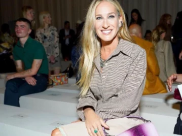 Sarah-Jessica-Parker-sumó-zuecos-a-su-look-athleisure-y-se-adoptó-una-de-las-tendencia-de-esta-temporada-