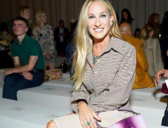 Sarah Jessica Parker sumó zuecos a su look athleisure y adoptó una de las tendencia de esta temporada