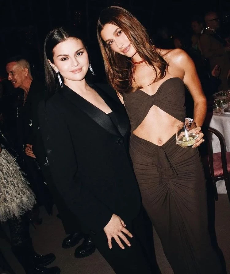 Selena Gomez y Hailey Bieber juntas en un evento
