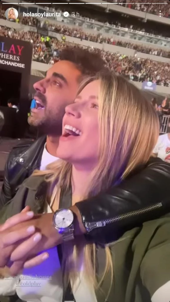 Laurita Fernández y su novio en el show de Coldplay.