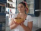 la actriz Vanesa Butera prepara un bowl nutritivo con frutos secos y semillas