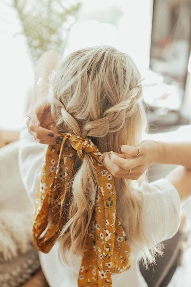 Los peinados semirrecogidos son tendencia y Margot Robbie nos muestra cómo se lleva