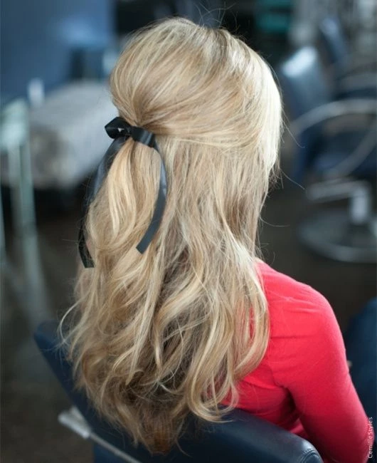 Los peinados semirrecogidos son tendencia y Margot Robbie nos muestra cómo se lleva