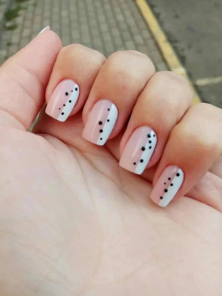 Manicuras en blanco y negro para darle a tus manos el toque más chic