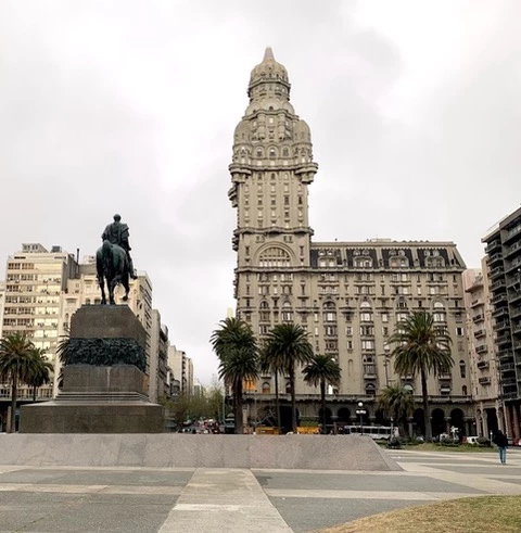 Plaza Independencia y estatua de Artigas