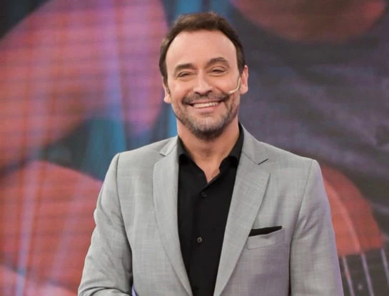 Adrián Pallares lloró en vivo: sus hijas y sus padres lo sorprendieron en el estudio