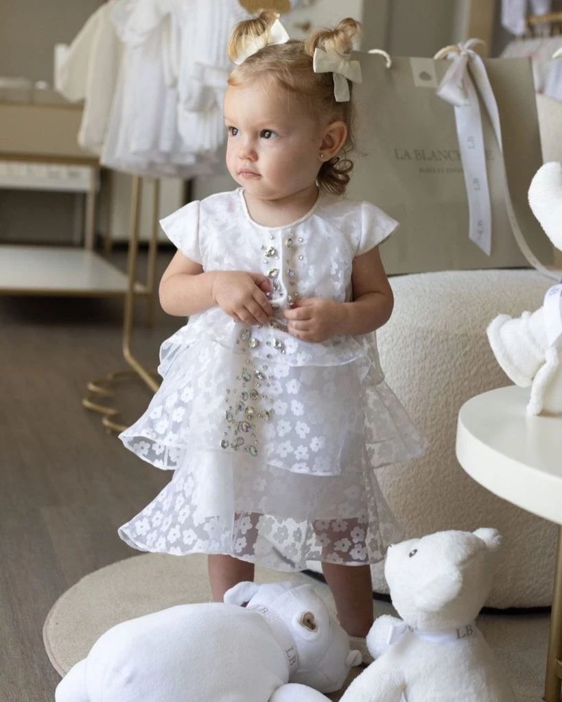 Ana García Moritán con look total white