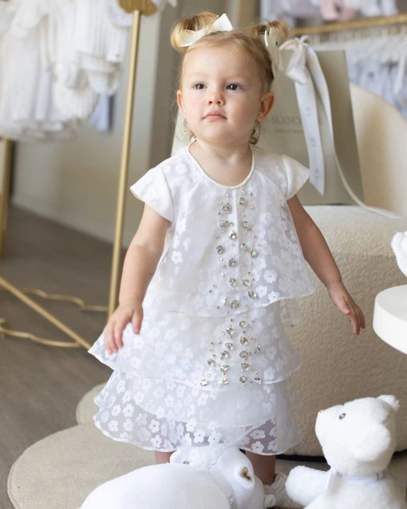 Ana García Moritán con look total white