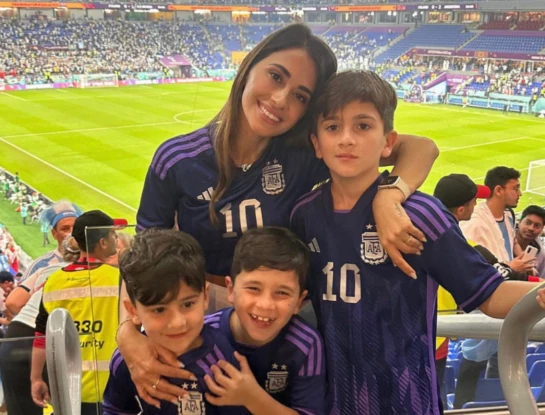 La prenda noventosa por la que apostó Antonela Roccuzzo para alentar a la selección argentina 
