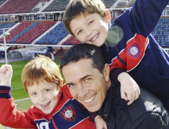 Así están Benicio y Dante, los hijos de Rodolfo Barili: tienen 16 y 18 años y posaron con su papá antes del casamiento del periodista con Lara Piro