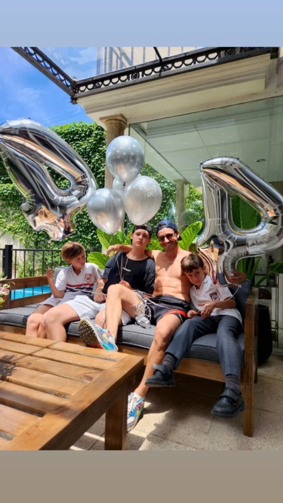Benjamín Vicuña junto a sus hijos en el día de su cumpleaños