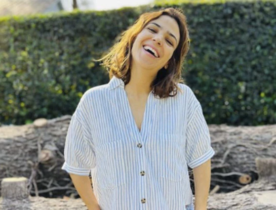 Agustina Cherri y su particular método para ahuyentar a los pájaros de sus árboles frutales
