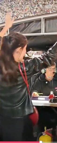 dakota johnson en river