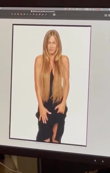 Jennifer Aniston eligió un look inspirado en Friends para su más reciente entrevista