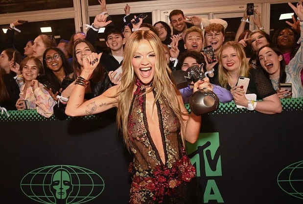 Los mejores looks de los MTV EMA 2022 Rita Ora