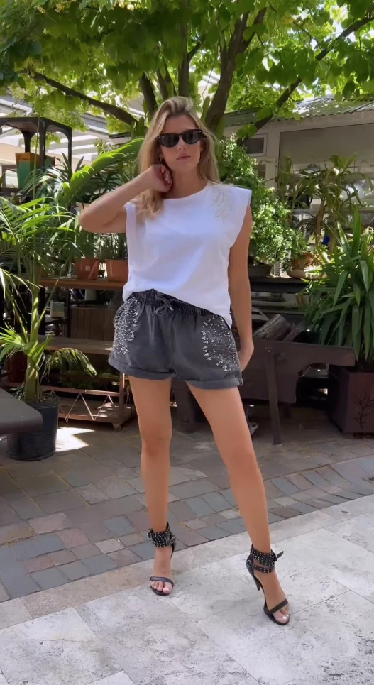 3 looks de Mery del Cerro con shorts, un imprescindible del placard