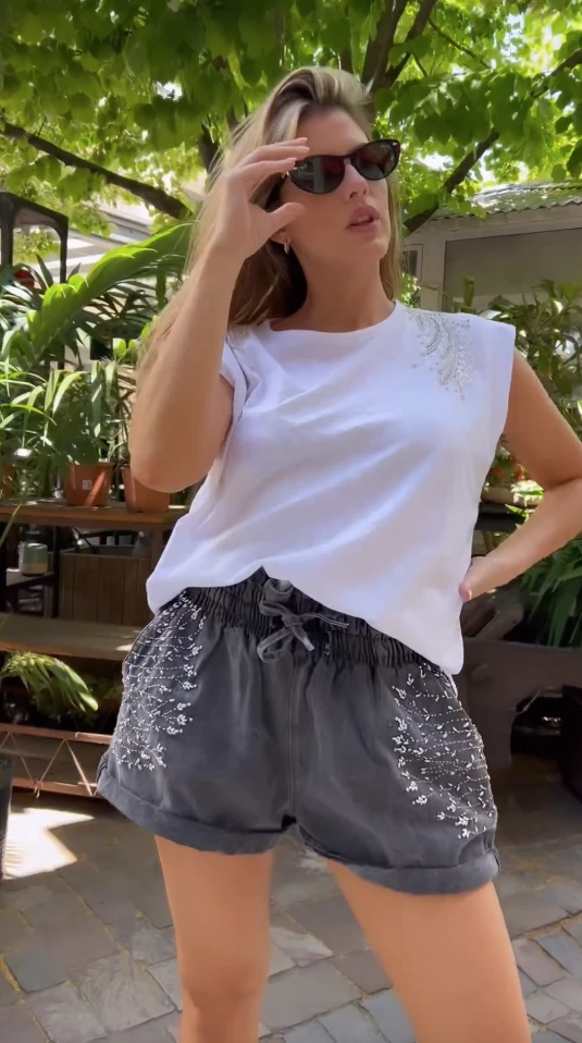 3 looks de Mery del Cerro con shorts, un imprescindible del placard