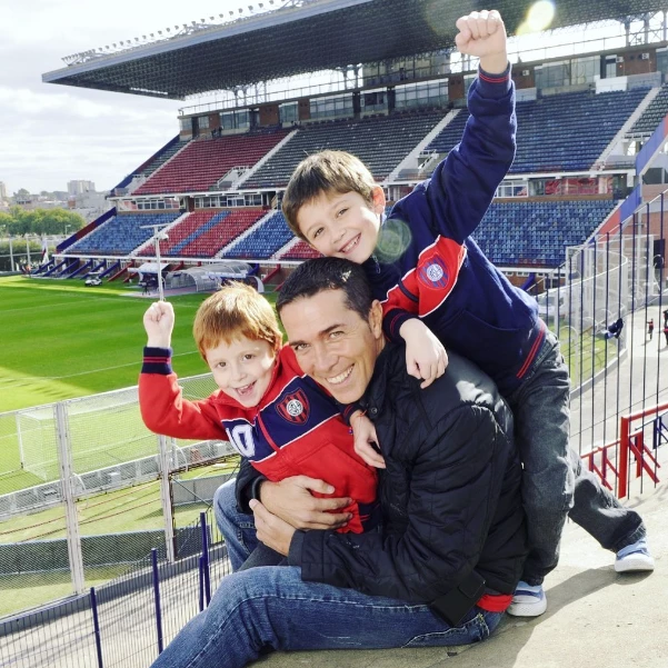 Rodolfo Barili con hijos