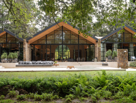 ¡Divina! Enamorate de esta villa de descanso que se integra con la naturaleza de su entorno