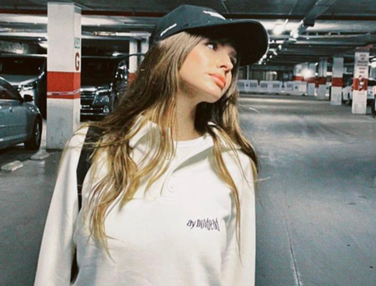 La China Suárez lleva el outfit ideal para viajar cómoda sin perder el estilo