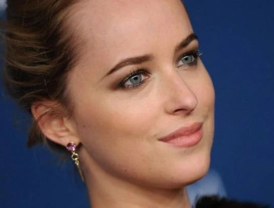 El look trendy de Dakota Johnson para ir a ver a Coldplay al estadio de River: llevó una cartera Alaia en forma de corazón