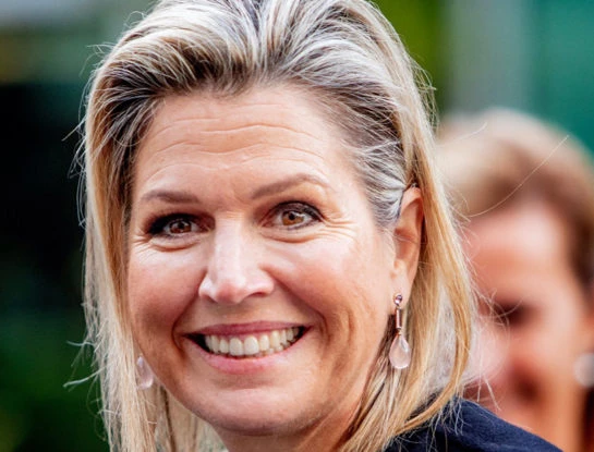 Máxima Zorreguieta impone la capa como el abrigo estrella del invierno 2023