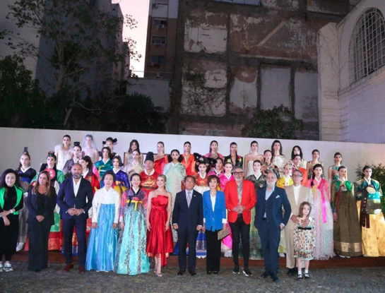 Corea y Argentina juntos en un desfile organizado por Fabiola Yáñez