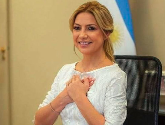 Fabiola Yáñez impactó con un vestido de color rojo co- creado entre una diseñadora argentina y una coreana