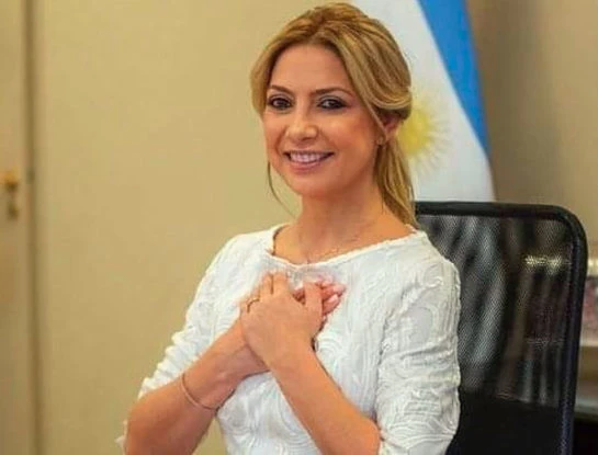 Fabiola Yáñez impactó con un vestido de color rojo co- creado entre una diseñadora argentina y una coreana