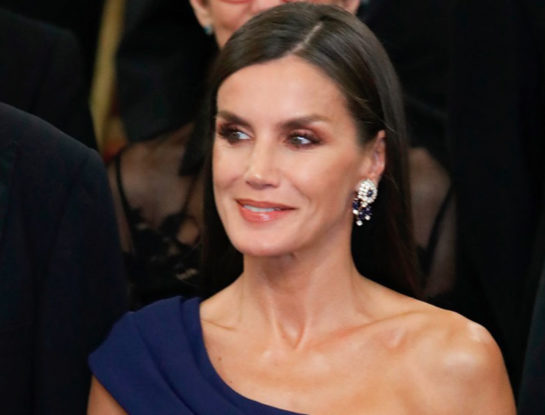 Letizia impactó con su look de gala en el color que reemplaza al negro
