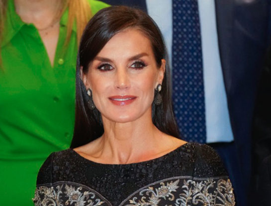Letizia Ortiz impactó con un diseño de bordados metalizados