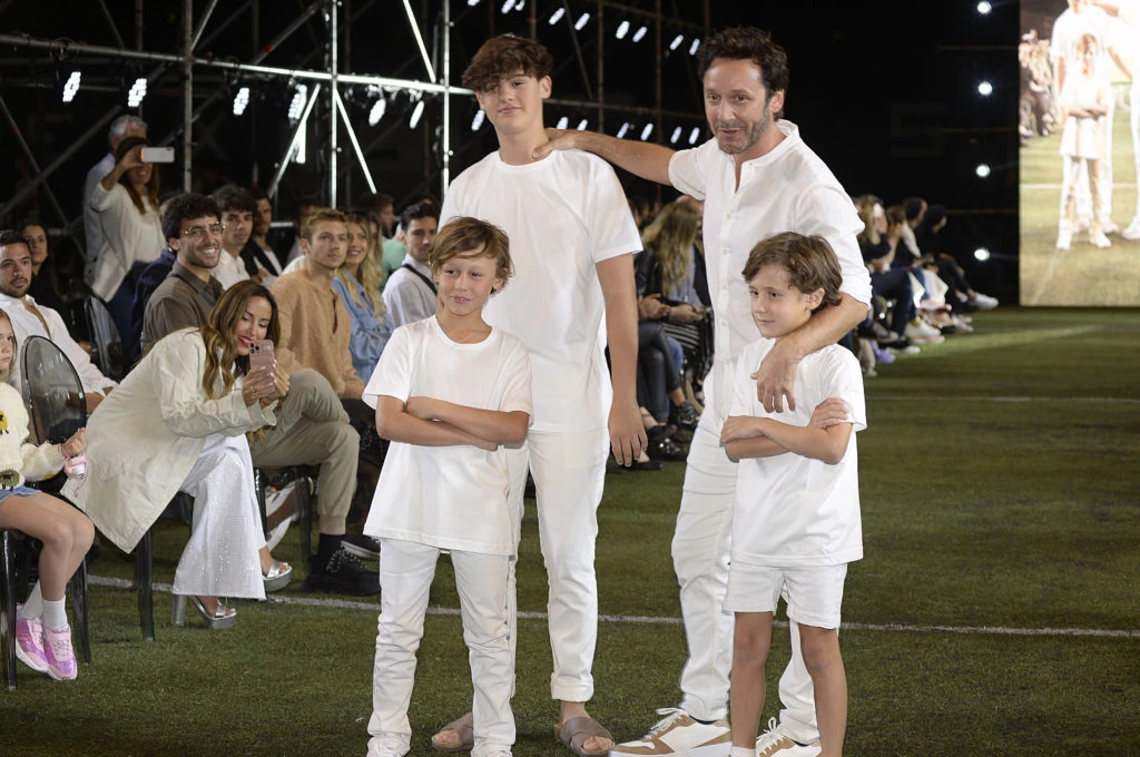 Benjamin y sus hijos sobre la pasarela. Foto: Diego García.