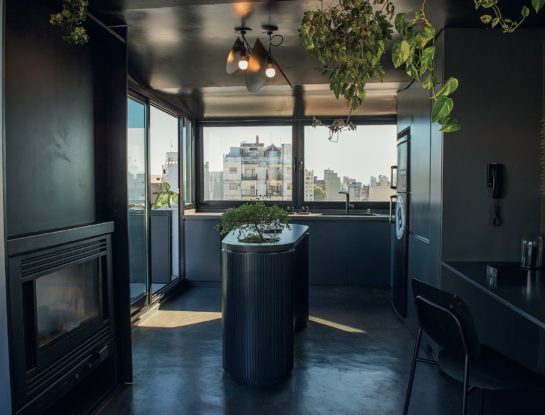 Inspirate con el diseño y la decoración en total black de este pequeño departamento