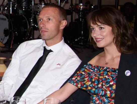 Dakota Johnson llegó a Buenos Aires para acompañar a su novio Chris Martin, líder de Coldplay