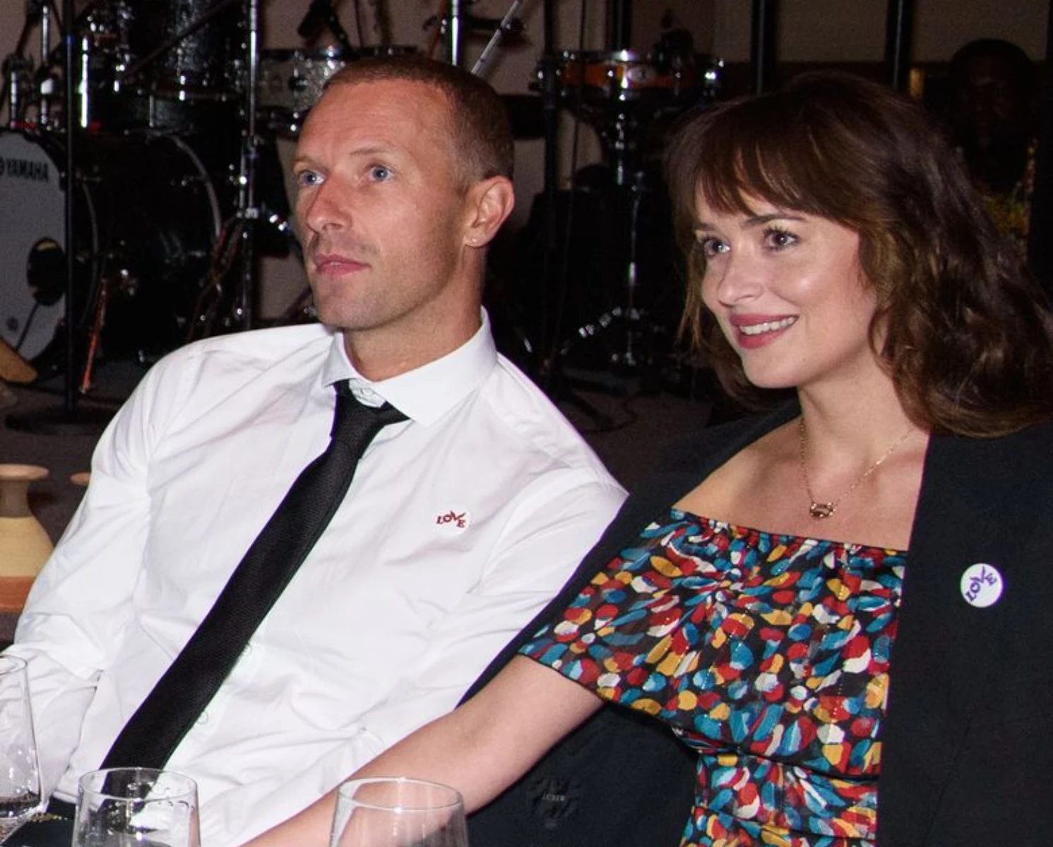 Dakota Johnson llegó a Buenos Aires para acompañar a su novio Chris Martin, líder de Coldplay