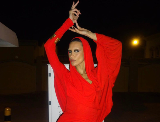 Vestidos con capucha: la próxima tendencia que conquistará la red carpet 