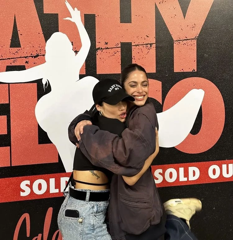 El abrazo de Lali y Tini previo al show de Nathy Peluso