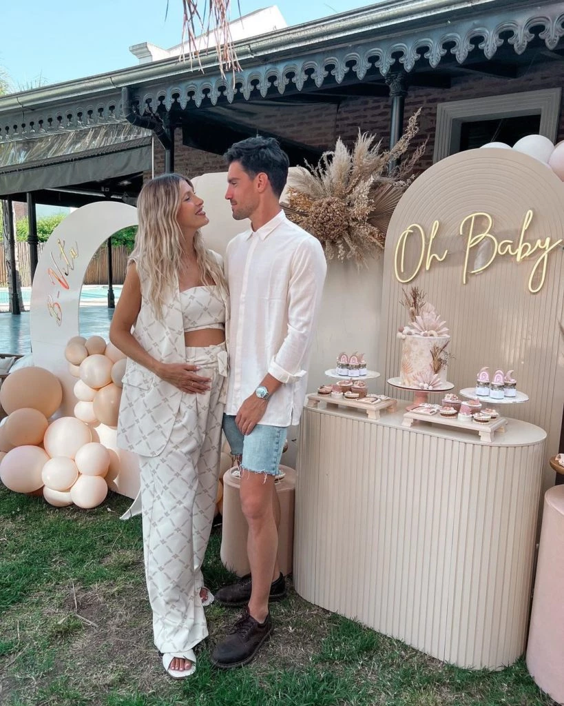 El look de Cande Ruggeri en el baby shower de su beba