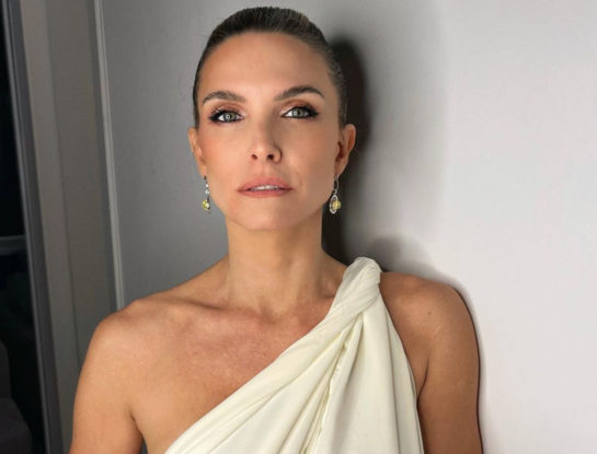 El look estilo griego de Sofía Zámolo, perfecto para un casamiento de día