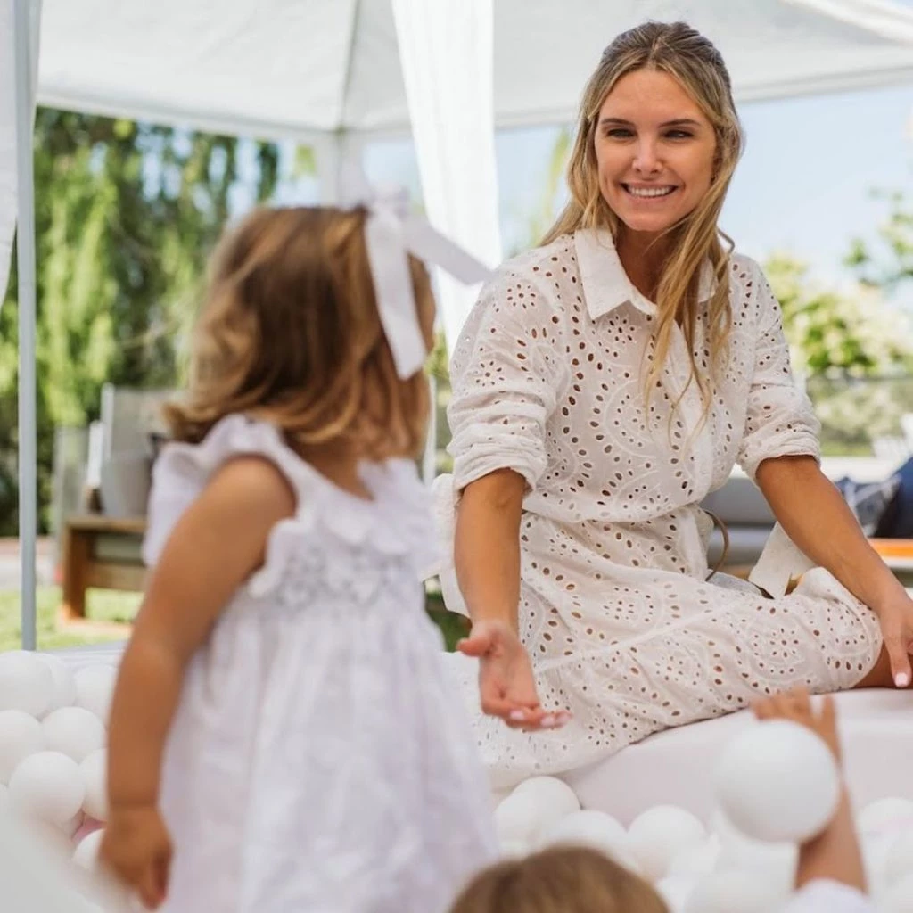 El look total white de Sofía Zamolo para el cumple de su hija California