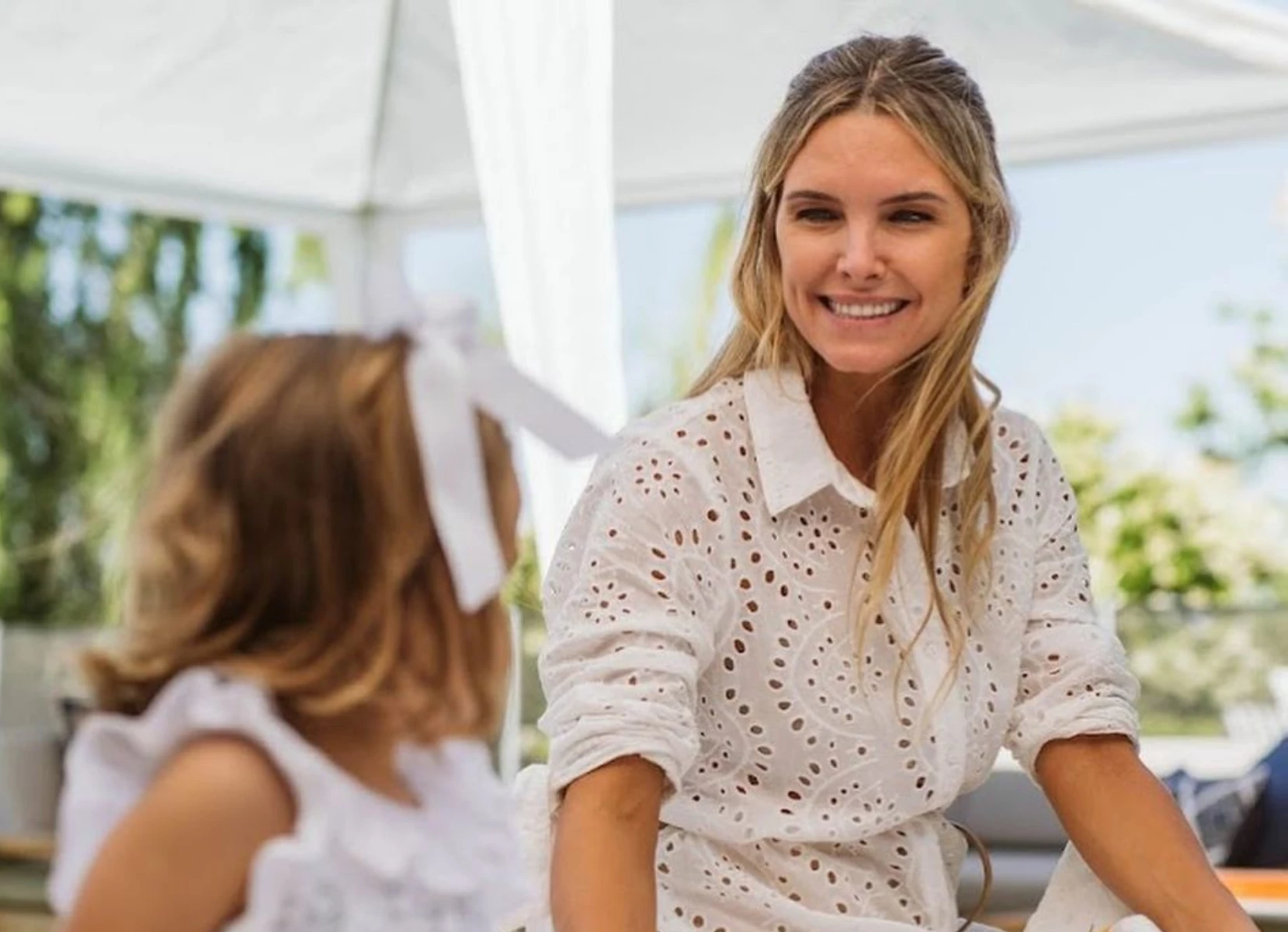 El look total white de Sofía Zamolo para el cumpleaños de su hija California