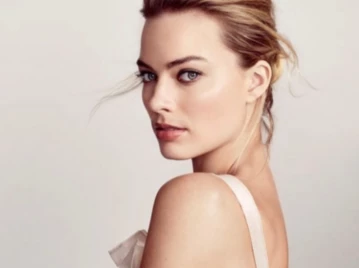 Los peinados semirrecogidos son tendencia y Margot Robbie nos muestra cómo se lleva