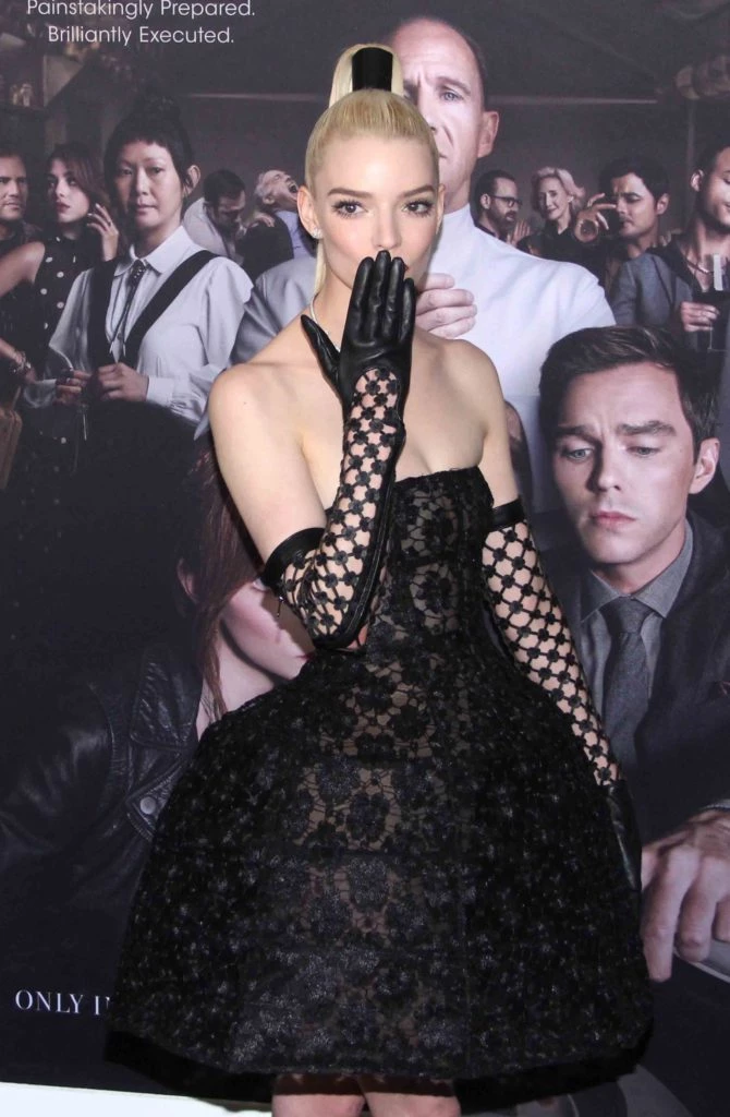 Anya Taylor-Joy y su look barroco de alto impacto para la presentación de su última película